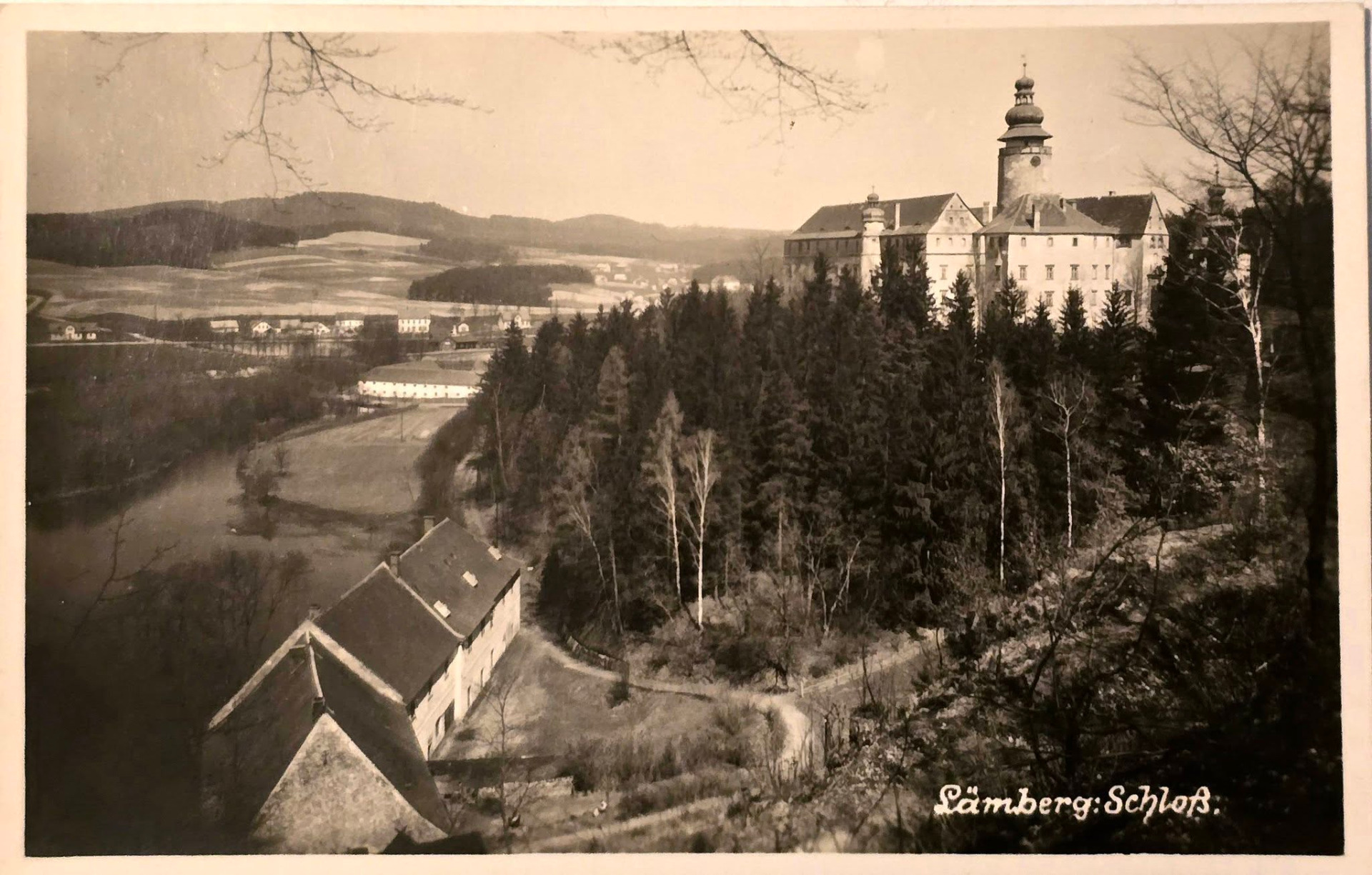 zamek Lemberk a restaurace s pivovarem pod ním. V pozadí bývalý hospodářsky dvůr. Opět na známce Markvartice Pod Ještědem s datem 3.6.1936 (archuv Petr Pazdera)