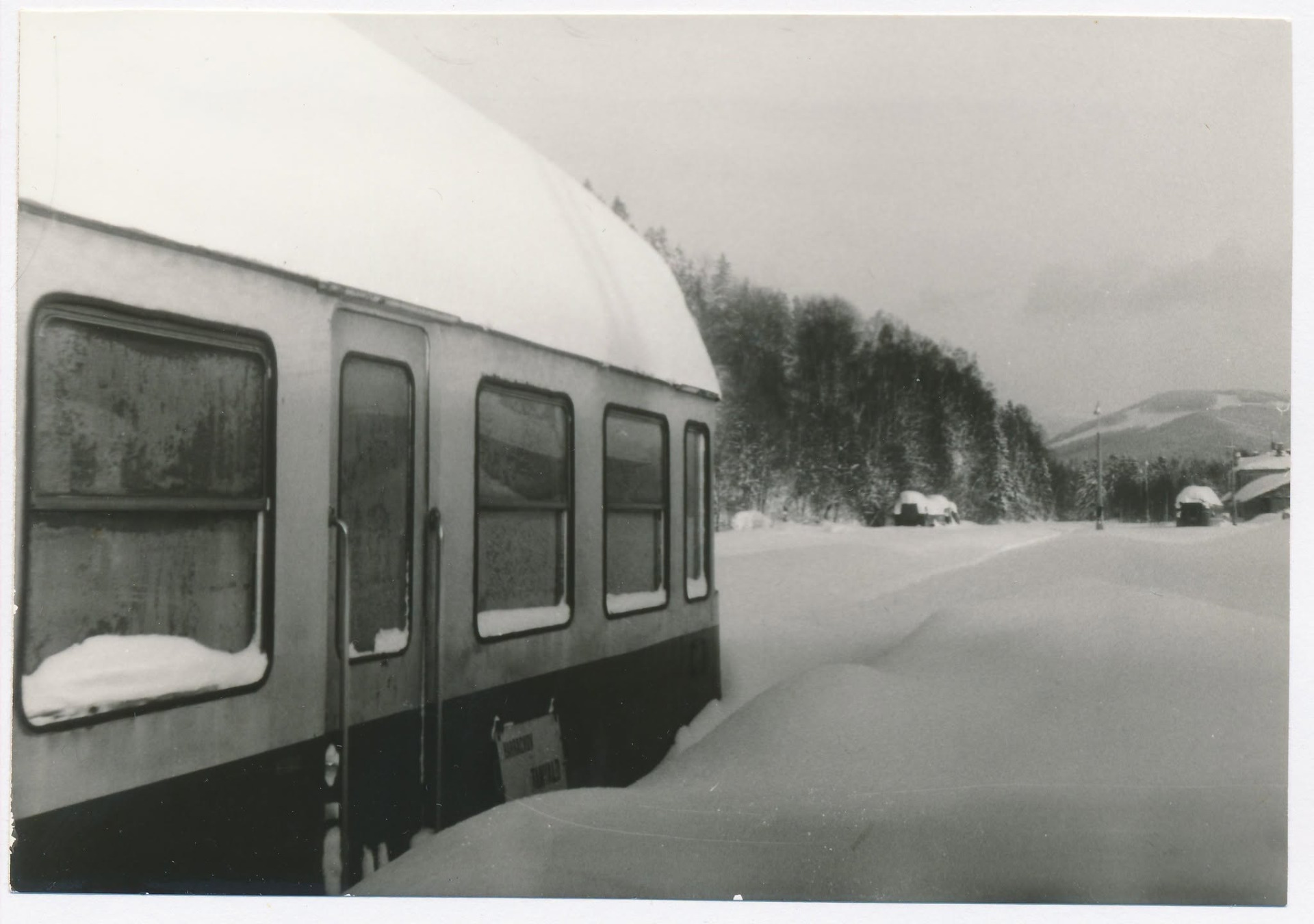 Kořenov 09.01.1987 fotograf neuvedený sken fotografie 10x15 č.p.Mim- v 513 archív ŽM SR ŽSR
