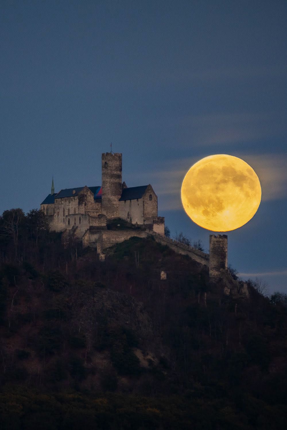 Úplněk nad Bezdězem 26.9.2026 (foto Ondřej Holas)
