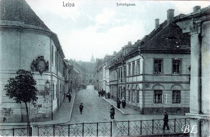 Zámecká ulice na pohlednici odeslané roku 1913. Domy v ulici jsou stejné, ulice v podstatě také, ale přesto je dnes jiná. Bývalo tam spousta obchůdků, byť si někteří národní správci po roce 1945 stěžovali, že jsou to místa mimo dění a obchody jim proto nejdou. Na konci budování socialismu byla levá strana určena výhledově k demolici, aby bylo zajištěno zásobování obchodů z ulice Gottwaldova (Jindřicha z Lipé), kde měla být pouze pěší zóna. (archiv Českolipské obrázky)